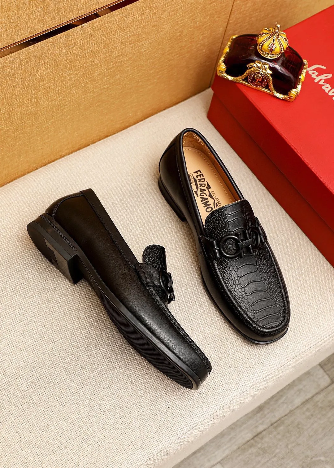 Men's shoes 💰480💰 💐 Product trademark: Ferragamo "Ferragamo" casual leather shoes Regular size: 38-44 (45🉑️customized) Product materials: Selected imported first-layer calfskin embossed upper + luxury hardware buckle, imported water-dyed cow leather lining. Strong three-dimensional visual effect, original outsole color: 1⃣️color optional